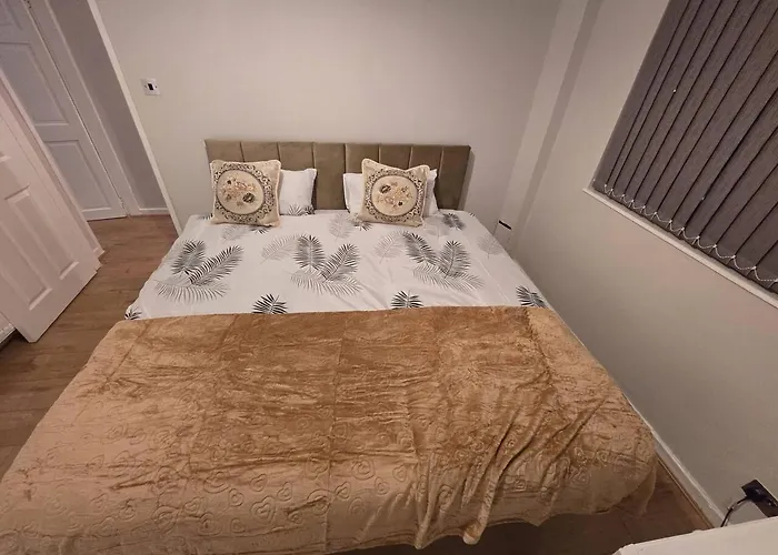 Casa de Férias Lovely Large 3 Bedroom House Manchester