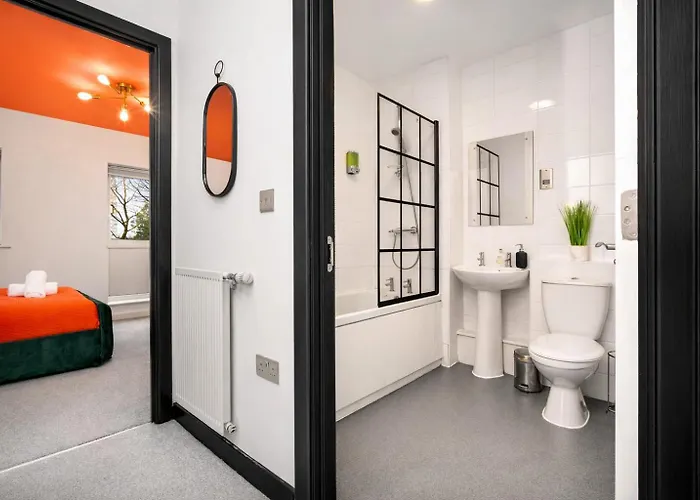 House In Salford With 4 Beds, 3 Doubles & 1 Single - In Salford, 10 Mins Uber From Centre - Nearby To Old Trafford, United, Trafford Park, Salford Quays & - Perfect For Short Or Long - With Garden & Parking Semesterbostad Manchester