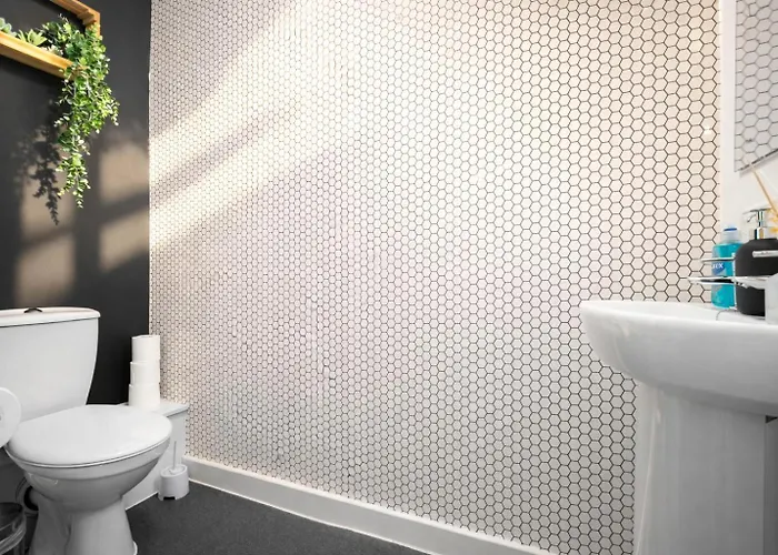 Сasa de vacaciones 2 Bedroom House With 4 Beds, 3 Doubles & 1 Single - In Salford, 10 Mins Uber From Centre - Located In Salford Close To Old Trafford, United, Trafford Park, Salford Quays & More! With Garden & Parking - By Maevela