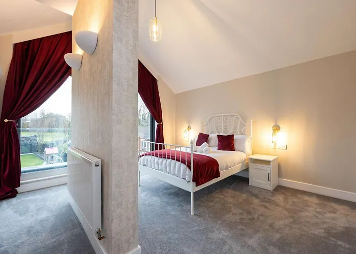 Сasa de vacaciones Stunning Family With Hot Tub In Worsley *