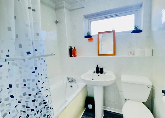 Stylish 4 Bedrome House - Free Parking *