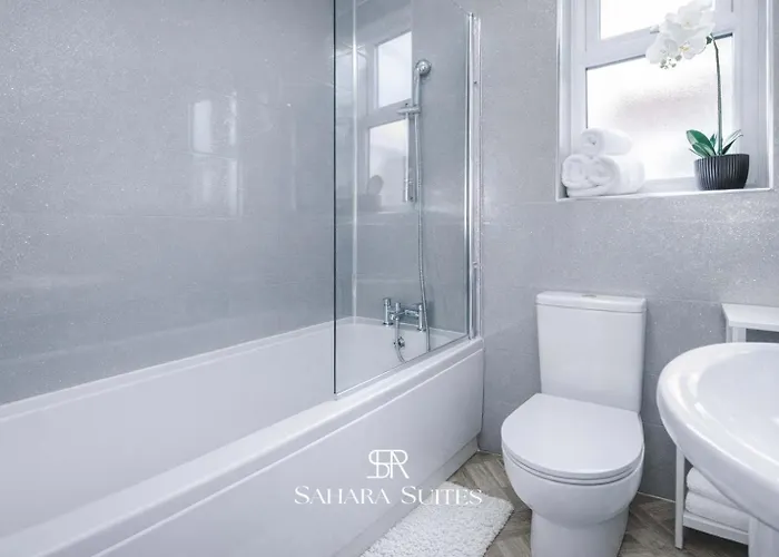 Сasa de vacaciones New Stylish 4br - Sleeps 9 - Parking *