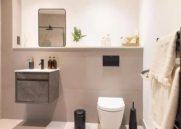 Urban Stone's Throw From Attractions Holiday home *