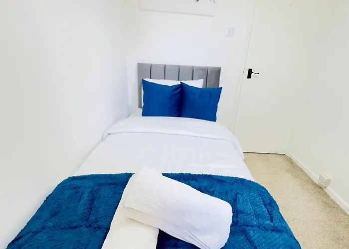 Holiday home Stylish 4 Bedrome House - Free Parking *