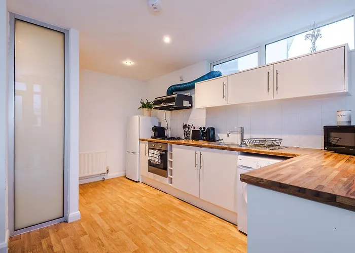 Group Stay, Sleeps 12, 3 Bathroom Manchester