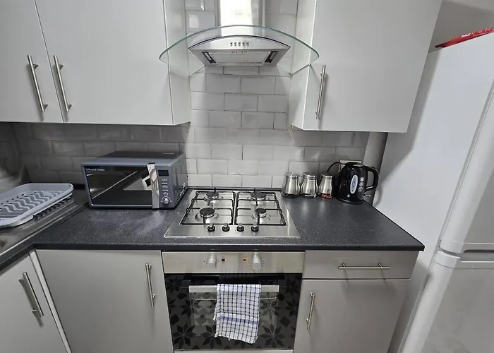 Lovely Large 3 Bedroom House 度假居 *