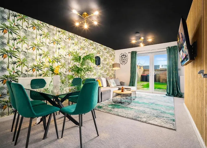 2 Bedroom House With 4 Beds, 3 Doubles & 1 Single - In Salford, 10 Mins Uber From Centre - Located In Salford Close To Old Trafford, United, Trafford Park, Salford Quays & More! With Garden & Parking - By Maevela Mánchester