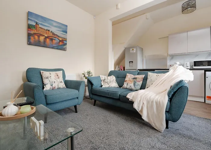 Nyaraló Spacious 4br Near Etihad - Free Parking - 5 Min Train Station *