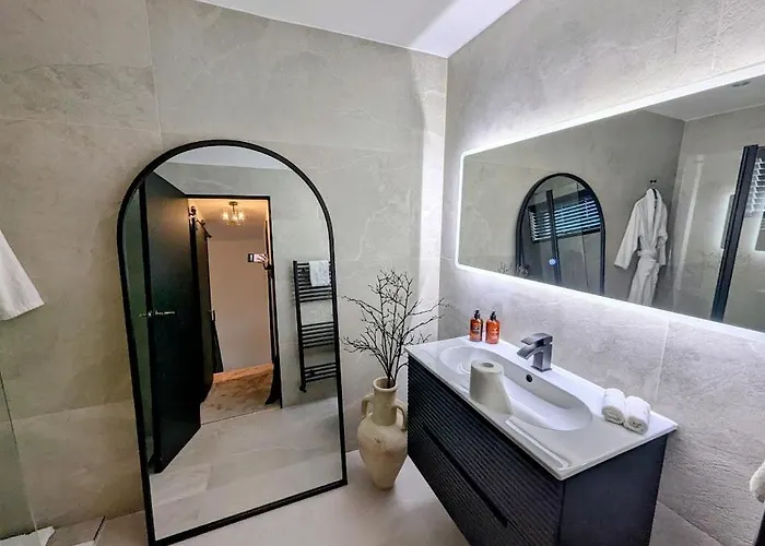 Spacious 2 Bedroom House Sleeps 4 L On-street Parking L The Cosy Corner Nationwide Casa de Férias Manchester