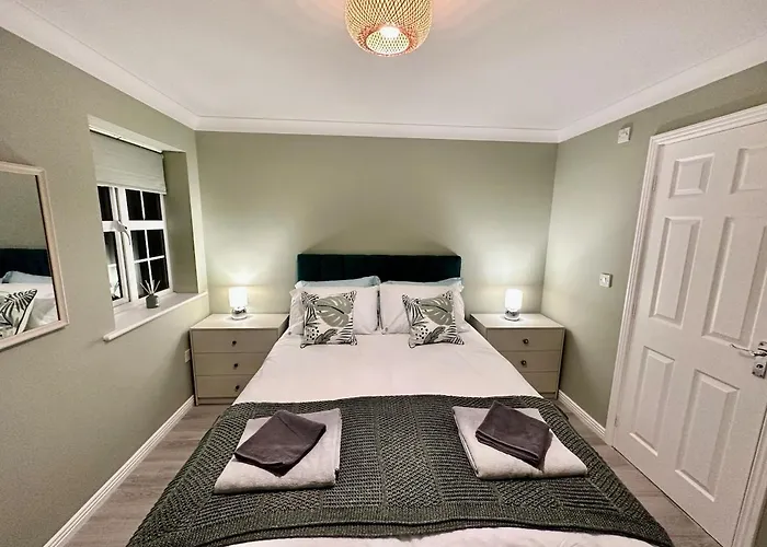 Stretford 4 Bed Townhouse M32 *