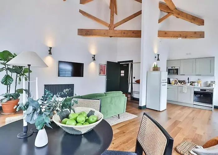 Urban Stone's Throw From Attractions Holiday home