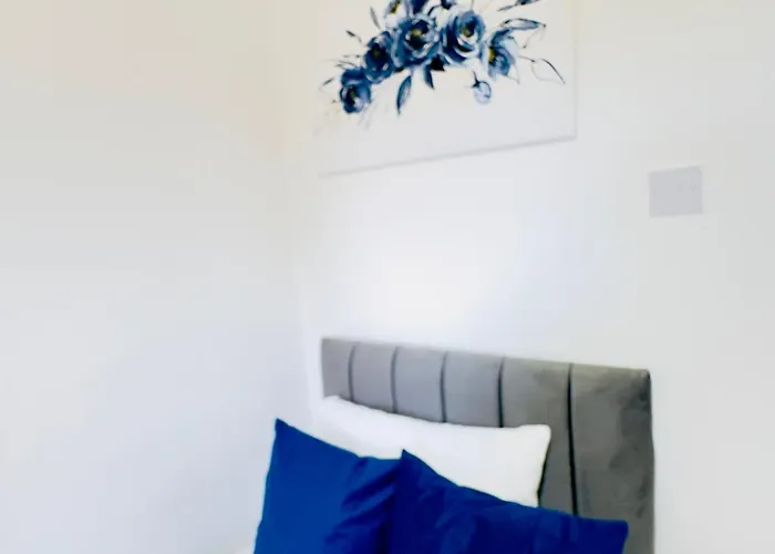 Stylish 4 Bedrome House - Free Parking *