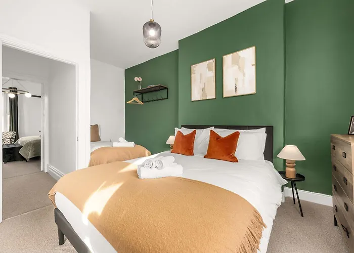 Luxury 5 Bed 10 Min To Airport Sleeps 14