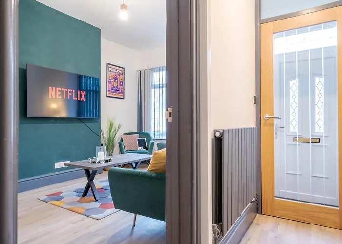 Spacious 3-bedroom Near Centre With Parking *