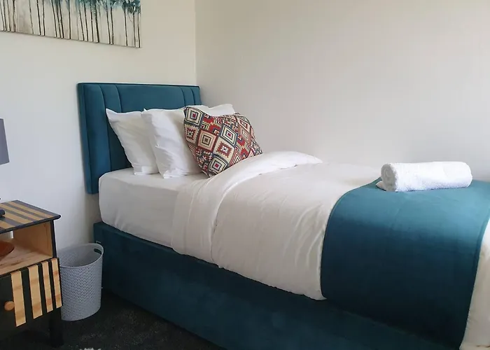 Spacious 3br - Nr Clifton Train Station 510min Walk - Garden Free Parking Mánchester