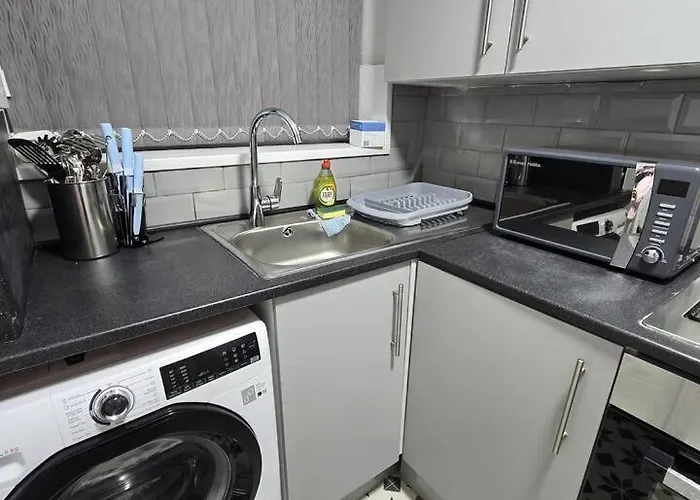 Lovely Large 3 Bedroom House Manchester