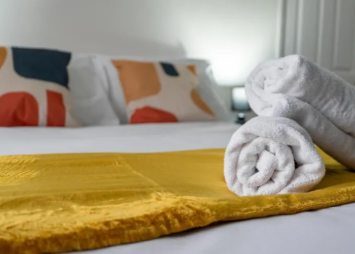 Nyaraló Spacious 4br Near Etihad - Free Parking - 5 Min Train Station Manchester