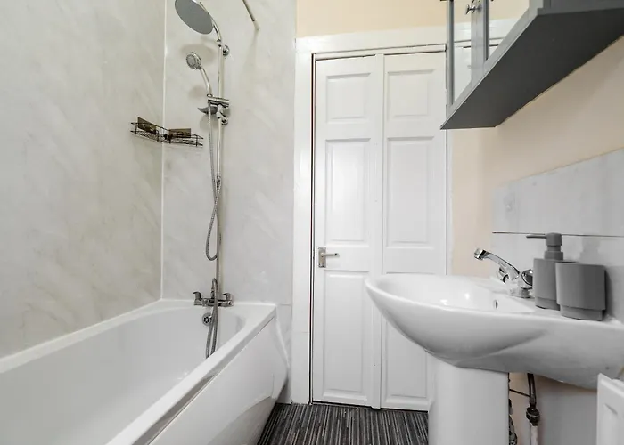 Spacious 4br Near Etihad - Free Parking - 5 Min Train Station * Manchester