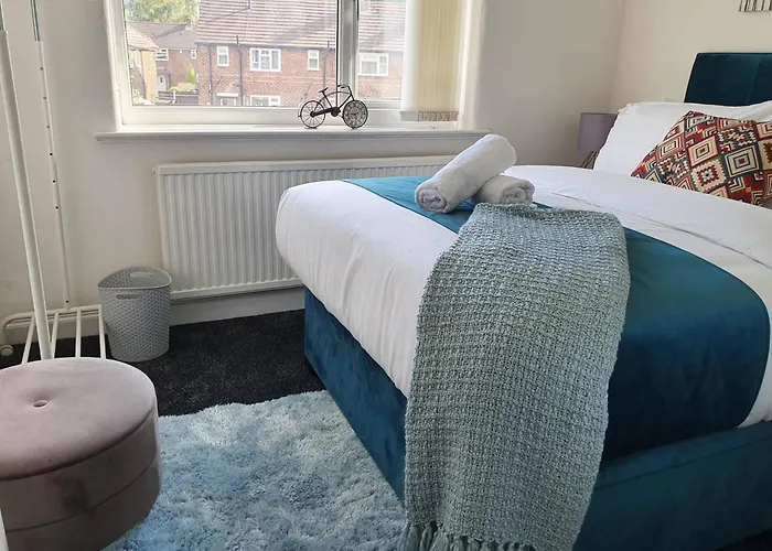 Spacious 3br - Nr Clifton Train Station 510min Walk - Garden Free Parking Сasa de vacaciones