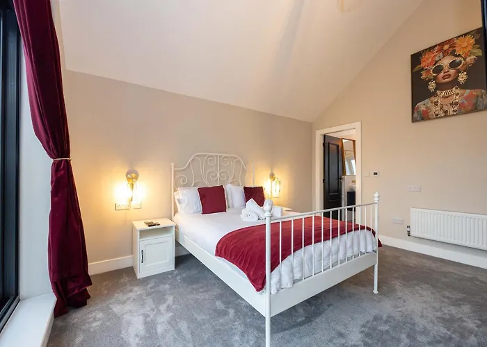 Сasa de vacaciones Stunning Family With Hot Tub In Worsley