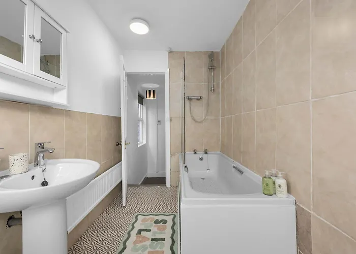 Luxury 5 Bed 10 Min To Airport Sleeps 14 Vakantiehuis *