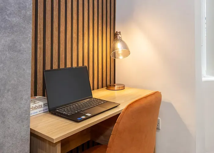 Spacious Home, Contractor Stay, Prime Location مانشستر