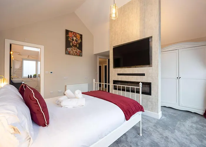 Сasa de vacaciones Stunning Family With Hot Tub In Worsley