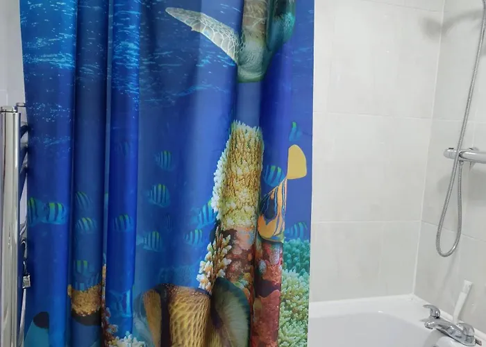 Spacious 3br - Nr Clifton Train Station 510min Walk - Garden Free Parking Сasa de vacaciones *