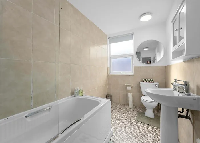 Luxury 5 Bed 10 Min To Airport Sleeps 14 Vakantiehuis