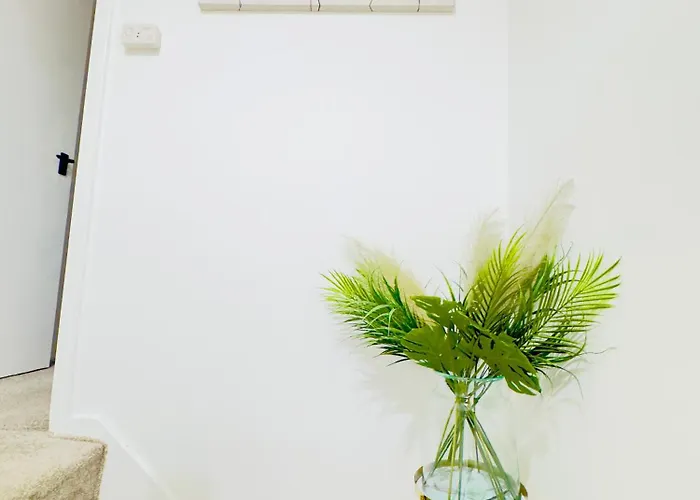 Stylish 4 Bedrome House - Free Parking *