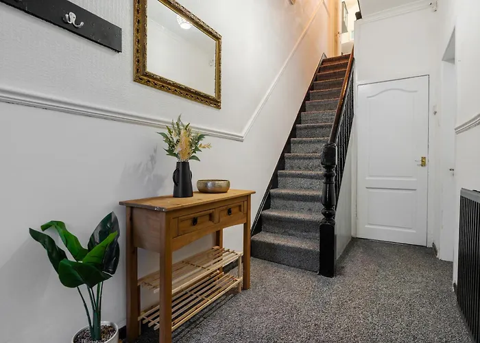 Nyaraló Spacious 4br Near Etihad - Free Parking - 5 Min Train Station Manchester