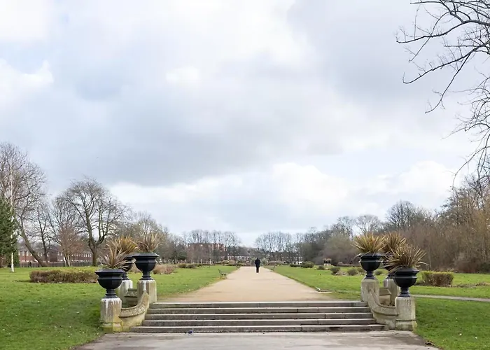 Spacious Home, Contractor Stay, Prime Location بيت للعطل