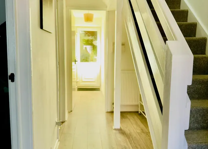 Сasa de vacaciones Stylish 4 Bedrome House - Free Parking *