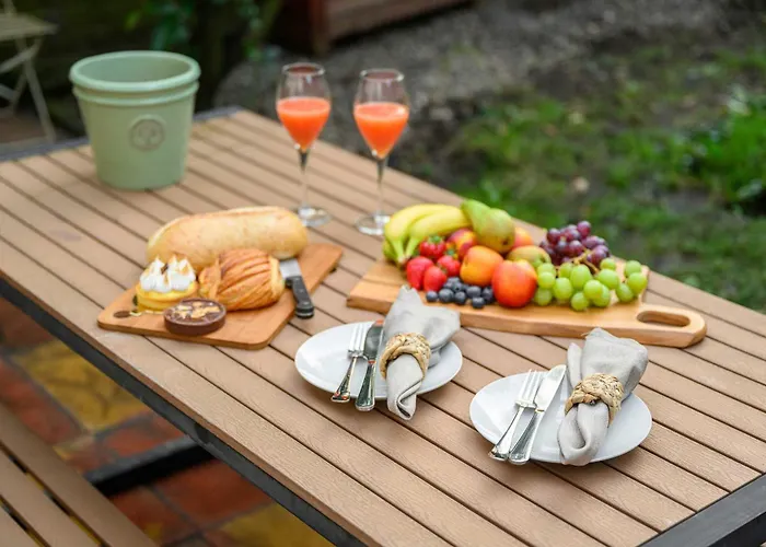 Luxury 5 Bed 10 Min To Airport Sleeps 14 Vakantiehuis