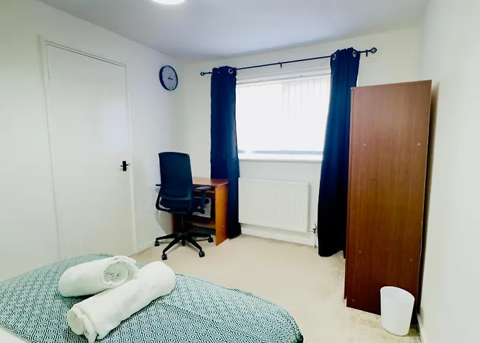 Stylish 4 Bedrome House - Free Parking Manchester