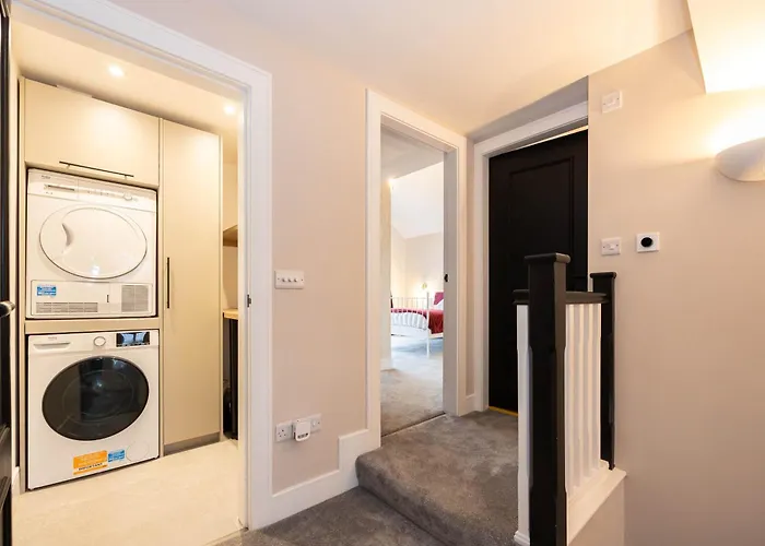 Сasa de vacaciones Stunning Family With Hot Tub In Worsley *