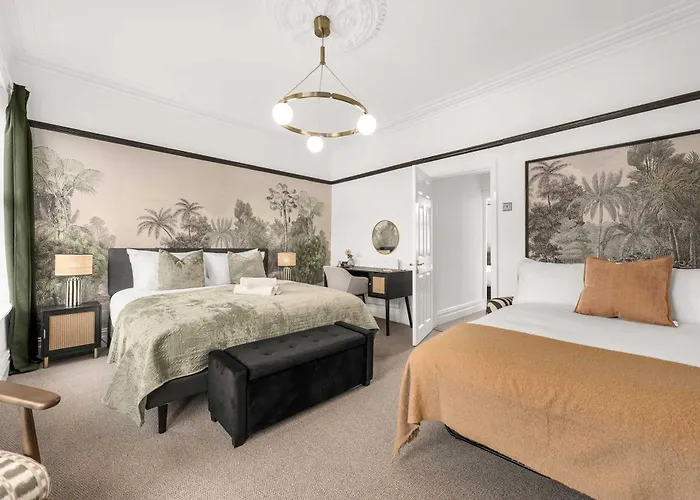 Luxury 5 Bed 10 Min To Airport Sleeps 14 *