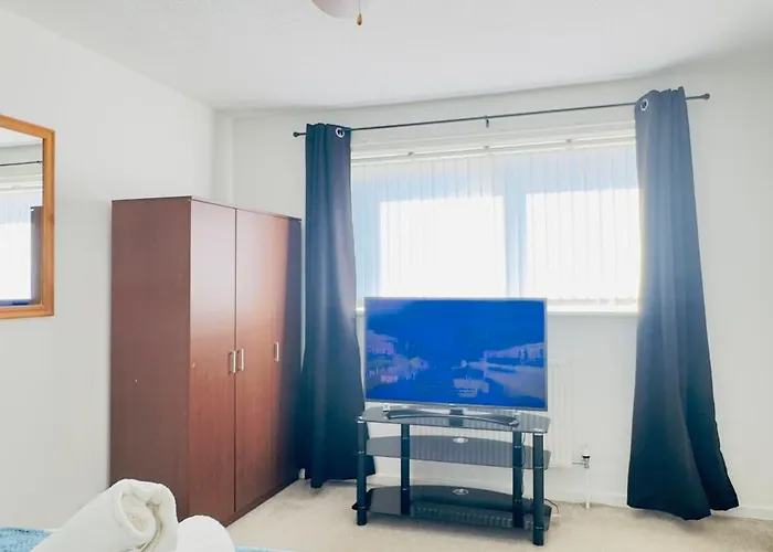 Сasa de vacaciones Stylish 4 Bedrome House - Free Parking *