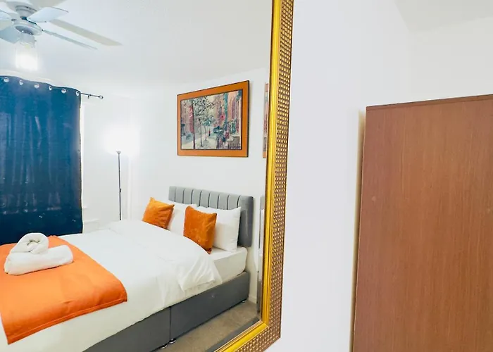 Stylish 4 Bedrome House - Free Parking Manchester