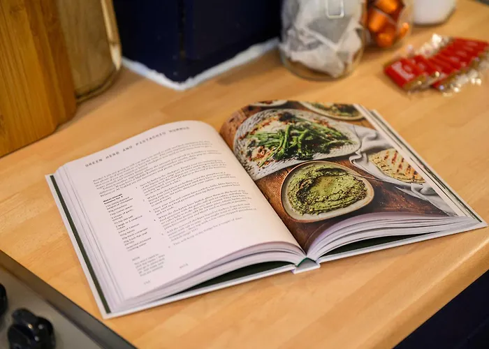 Luxury 5 Bed 10 Min To Airport Sleeps 14 Holiday home *