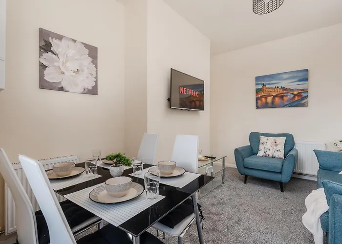 Spacious 4Br Home Near Etihad - Free Parking - 5 Min Train Station بيت للعطل مانشستر