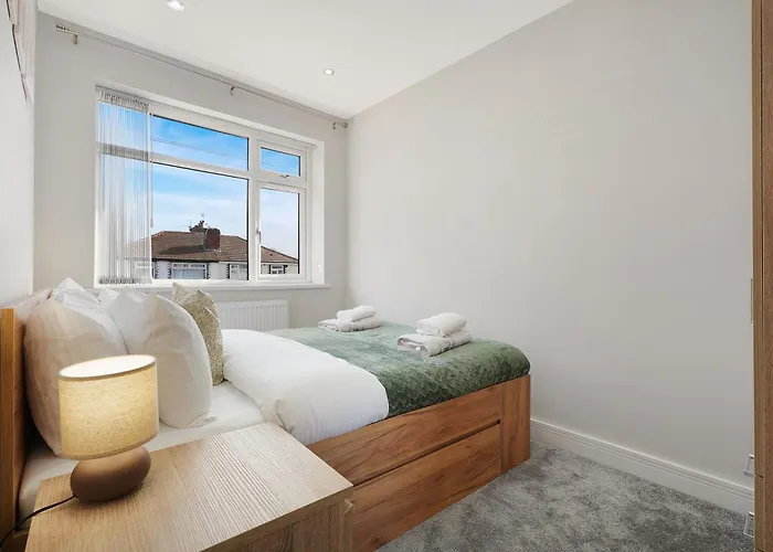 Stylish With Free Parking And Easy Access