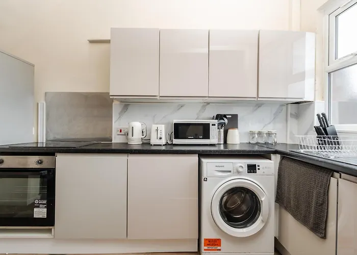 Spacious 4Br Home Near Etihad - Free Parking - 5 Min Train Station بيت للعطل