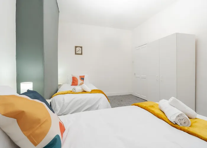 Spacious 4Br Home Near Etihad - Free Parking - 5 Min Train Station *