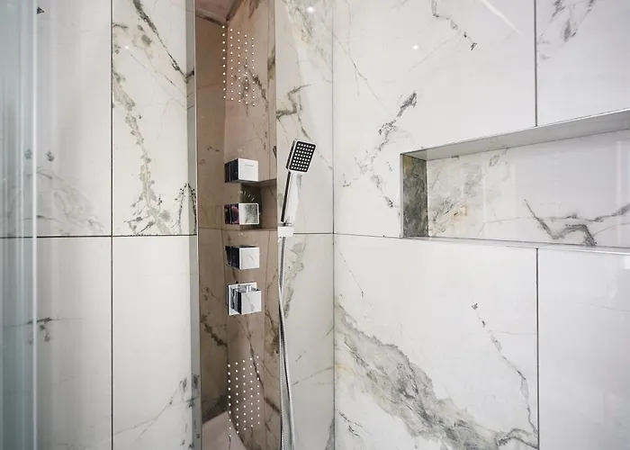 Stylish With Free Parking And Easy Access