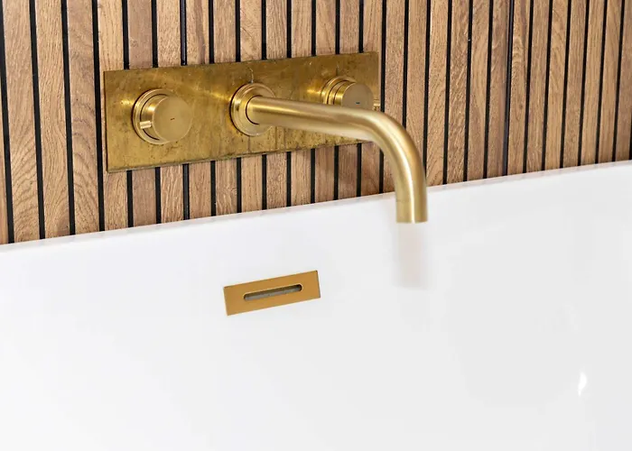 Stunning Family With Hot Tub In Worsley