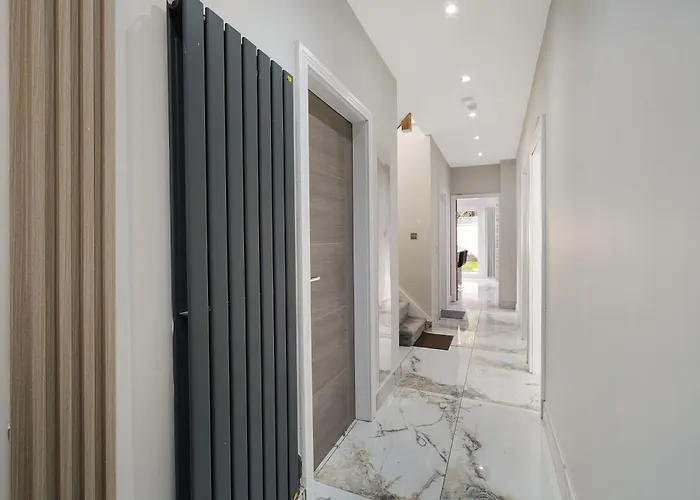 Stylish With Free Parking And Easy Access Сasa de vacaciones