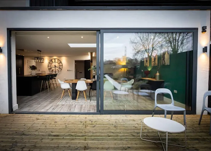 Сasa de vacaciones Stunning Family With Hot Tub In Worsley Mánchester