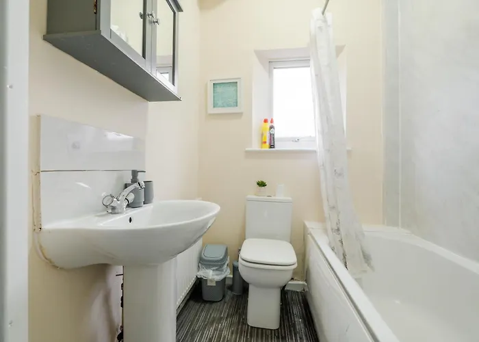 Nyaraló Spacious 4br Near Etihad - Free Parking - 5 Min Train Station *