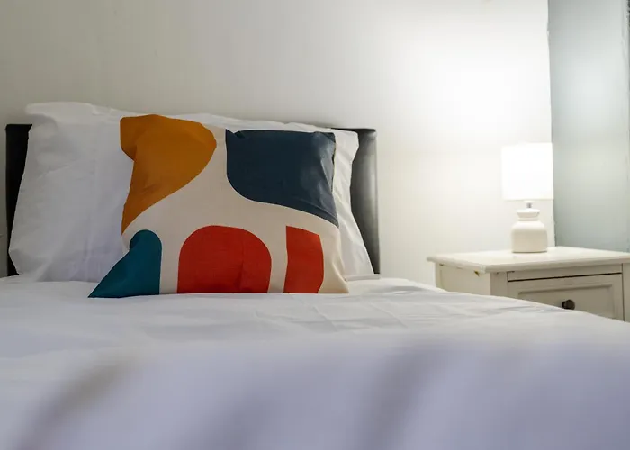 Nyaraló Spacious 4br Near Etihad - Free Parking - 5 Min Train Station *